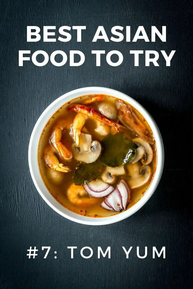 Tigela de sopa tailandesa Tom Yum em uma laje de pedra