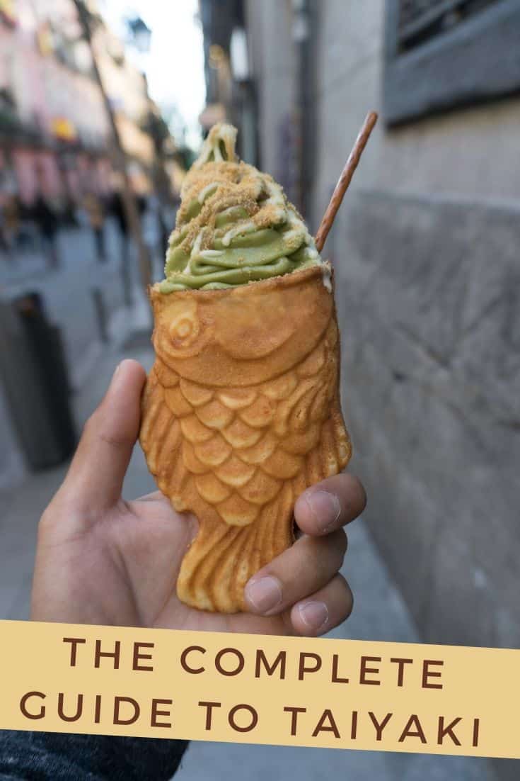 Mees käes taiyaki macha jäätise vahvlit