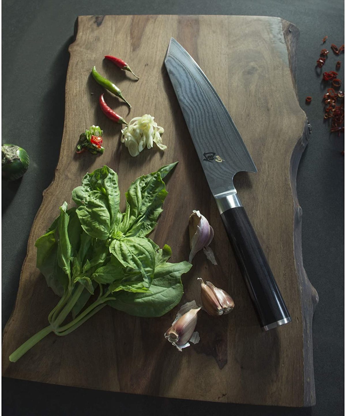 El mejor cuchillo kiritsuke japonés tradicional: Shun Classic de 8 pulgadas en una tabla de cortar