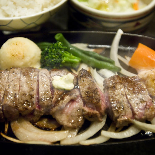 Teppanyaki sirloin steak with garlic
