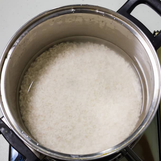 Adicione arroz doce e água