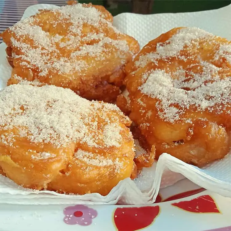 Beignets de banane maruya au sucre