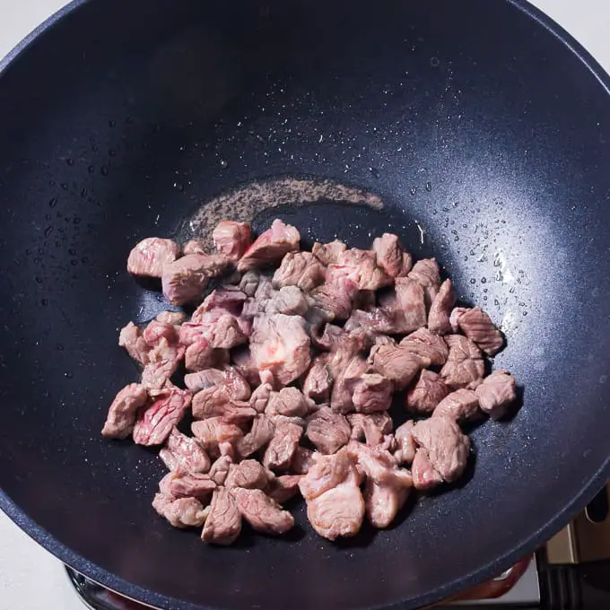 Beef Mechado Khomo ea nama ea khomo e halikiloeng
