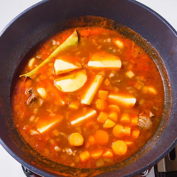 Beef Mechado met aardappelen en wortelen