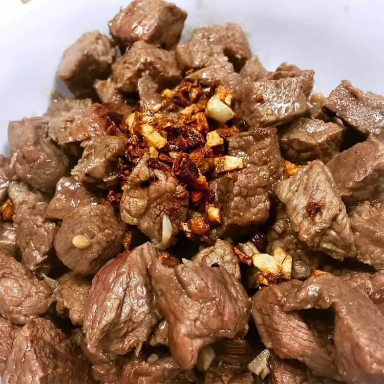 Beef with fried garlic
