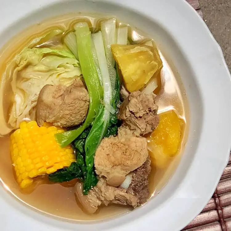 Mais와 함께 Nilagang Baboy의 그릇