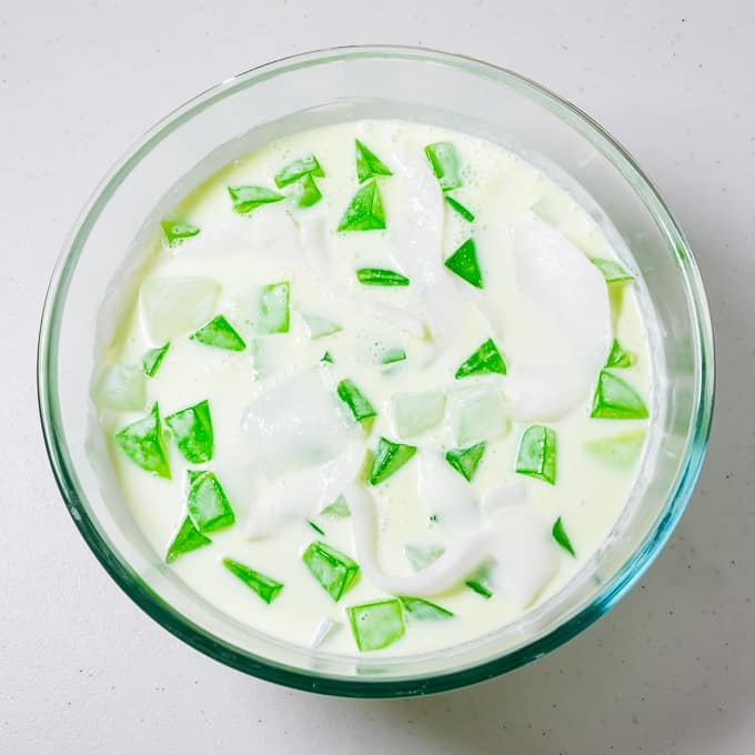 Buko Pandan Salad In una ciotola insieme alla gelatina e alle strisce di buko