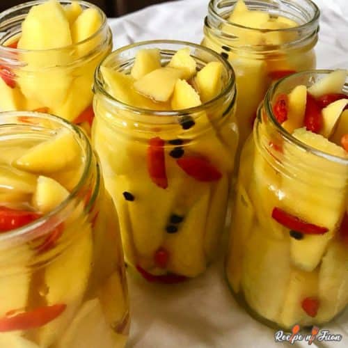 Burong Mangga dans des bocaux en verre