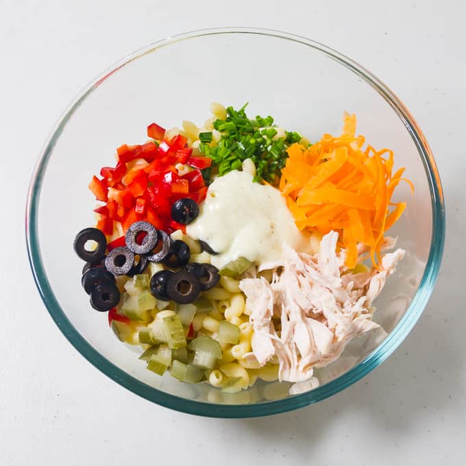 Salada de macarrão com frango em uma tigela grande