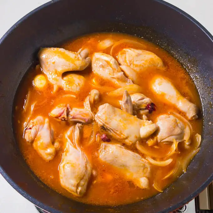 Kyckling Pochero matlagning i en wok