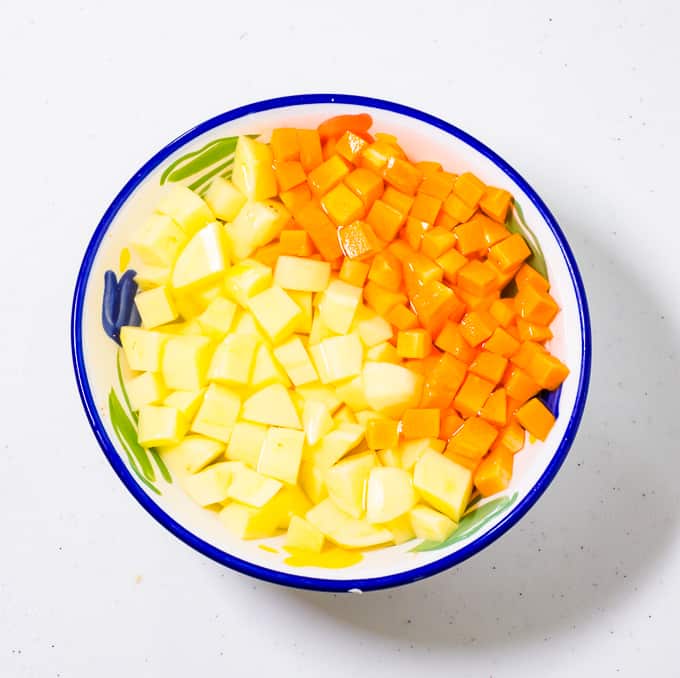 Patatas y zanahorias cortadas en cubitos en un bol