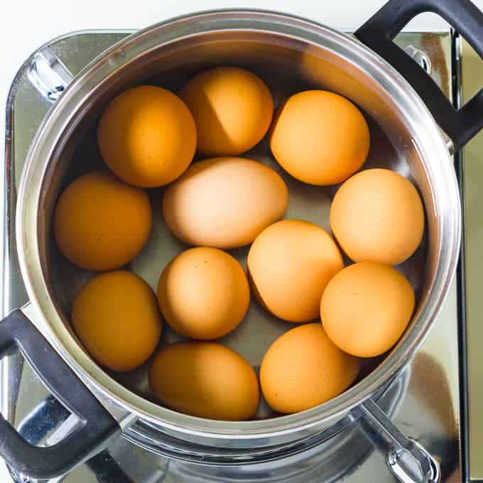 Eieren klaar om te koken in water in een pan