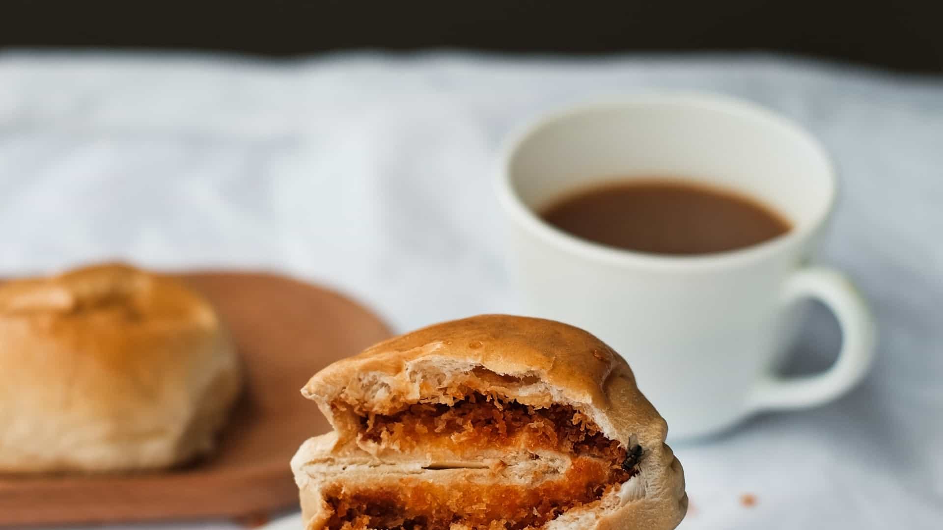 Desfrute de pan de coco filipino com café