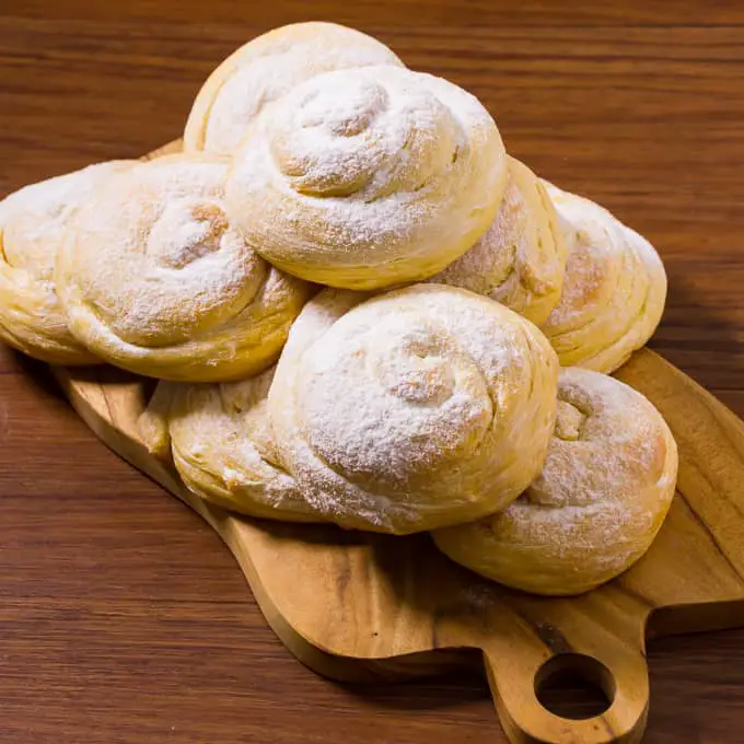 Kichocheo cha Ensaymada (Buns tamu za Kifilipino)