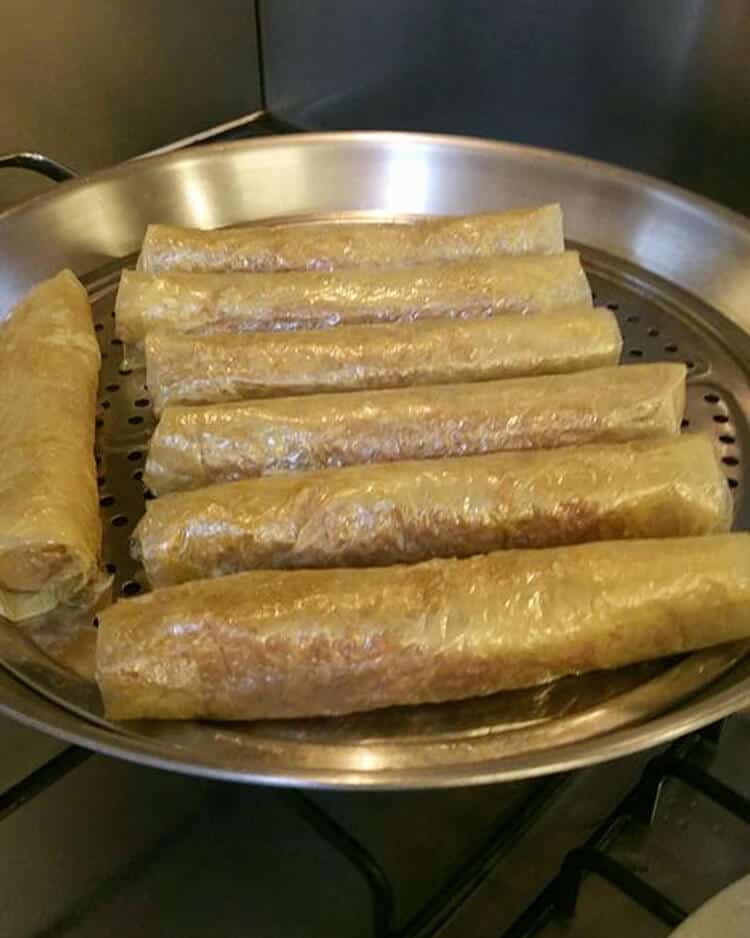 Рецепт филиппинской уличной еды Кикиам на сковороде