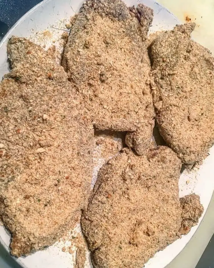 Costeletas de porco à milanesa filipina