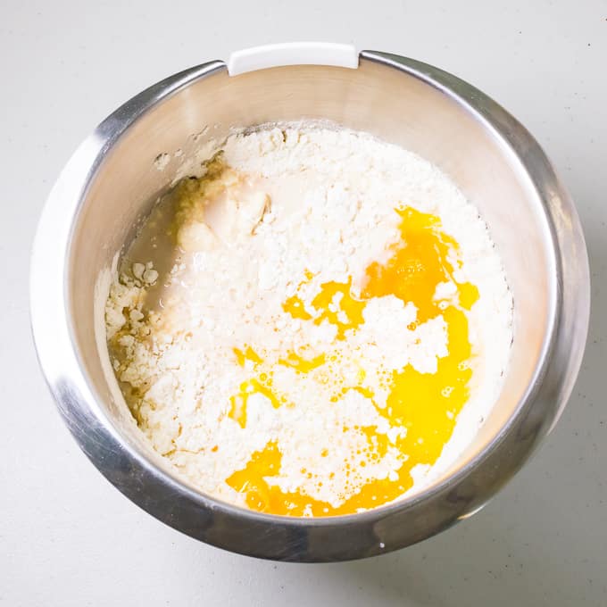 Harina azúcar sal mantequilla derretida y huevos mezclados