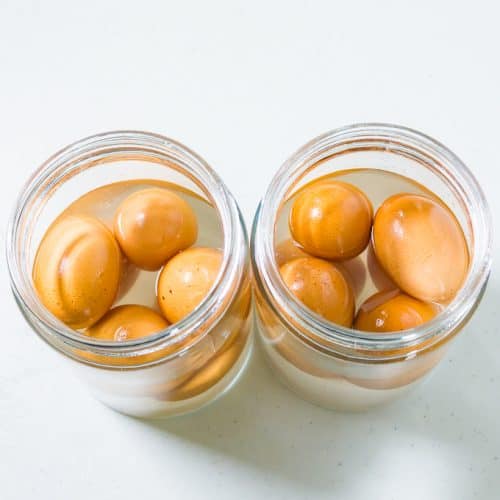 Ovos salgados caseiros em uma jarra de vidro