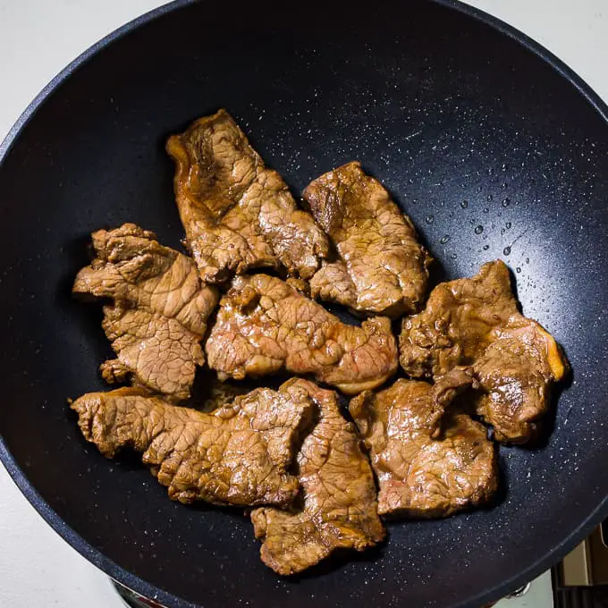 Bife marinado cozido em wok