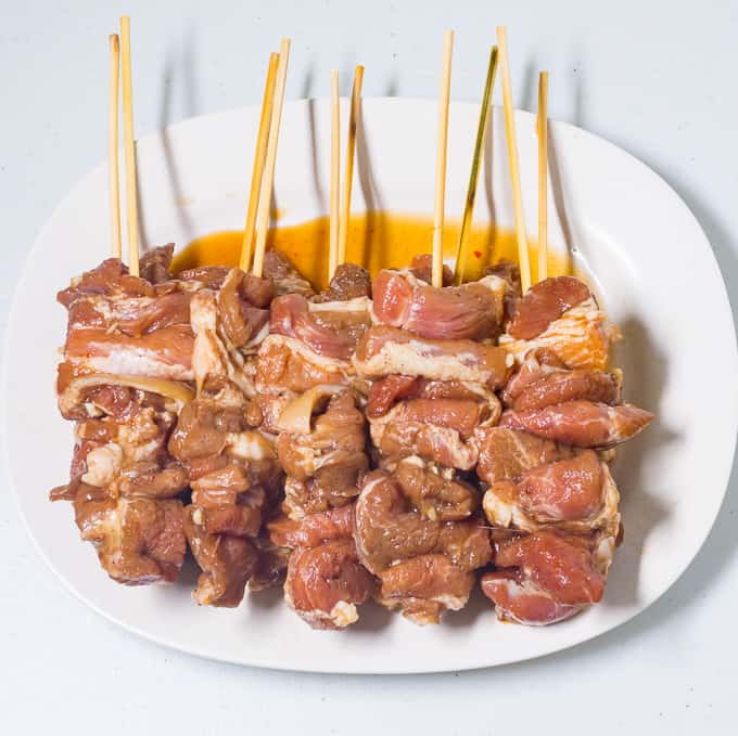 Carne de cerdo adobada en brochetas