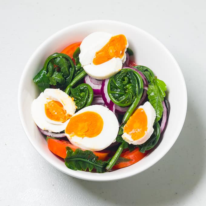 Salad Pako gydag wy wedi'i halltu