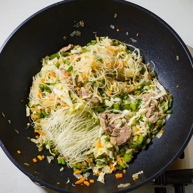 Pancit Bihon salteado con fideos