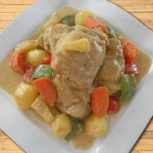 Receta e pulës së ananasit (kremoze Pininyahang Manok)