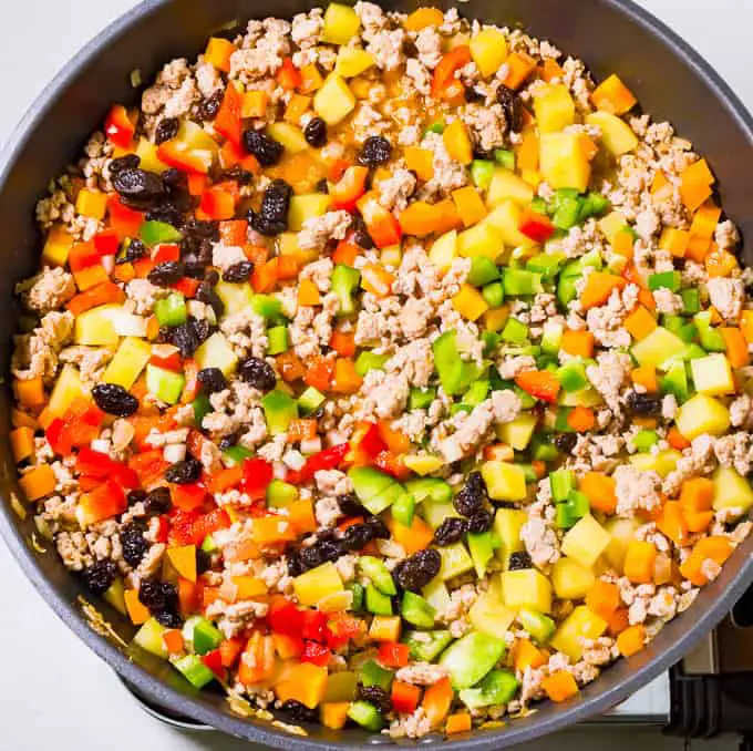 Varkensvlees-Giniling met rozijnen, tomatensaus en sojasaus