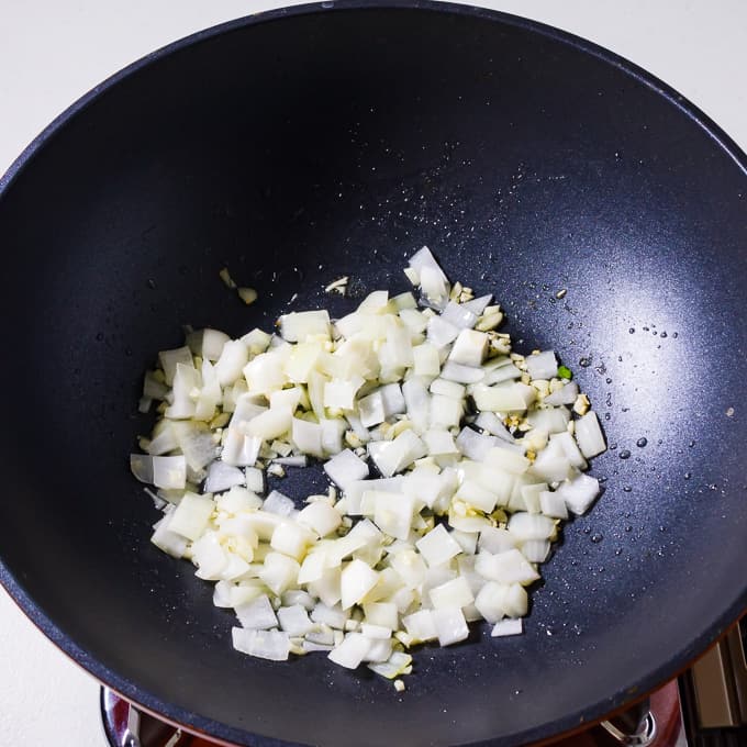Porco Menudo Refogue alho e cebola na wok