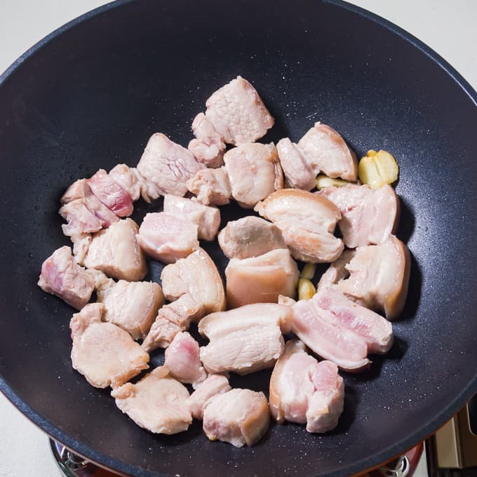 Poitrine de porc dans un wok