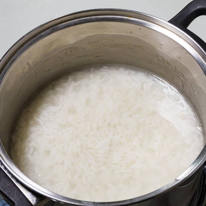 Cozinhe o arroz em uma panela