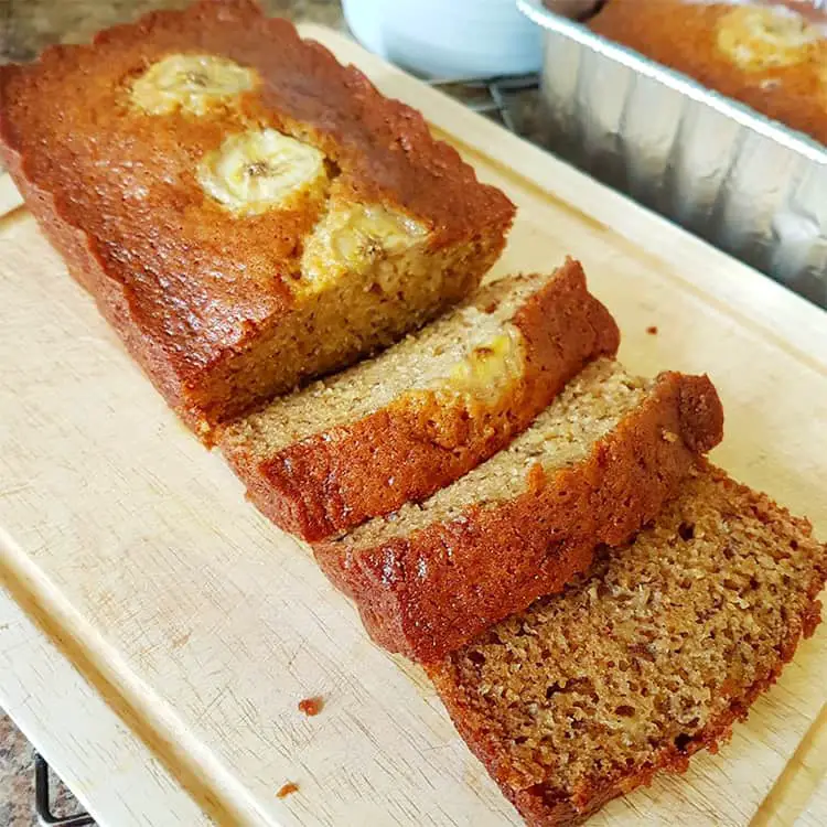 Pain aux bananes maison philippin tranché