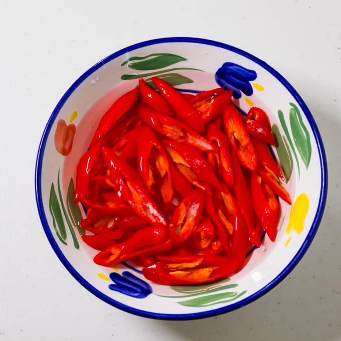 Nakrájané chilli namočené vo vode