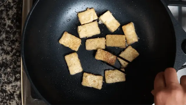 豆腐をカリカリになるまで炒めます