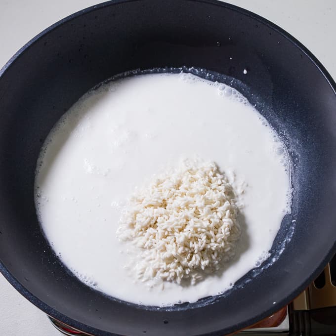 スーマンは米とココナッツミルクを砂糖と組み合わせる