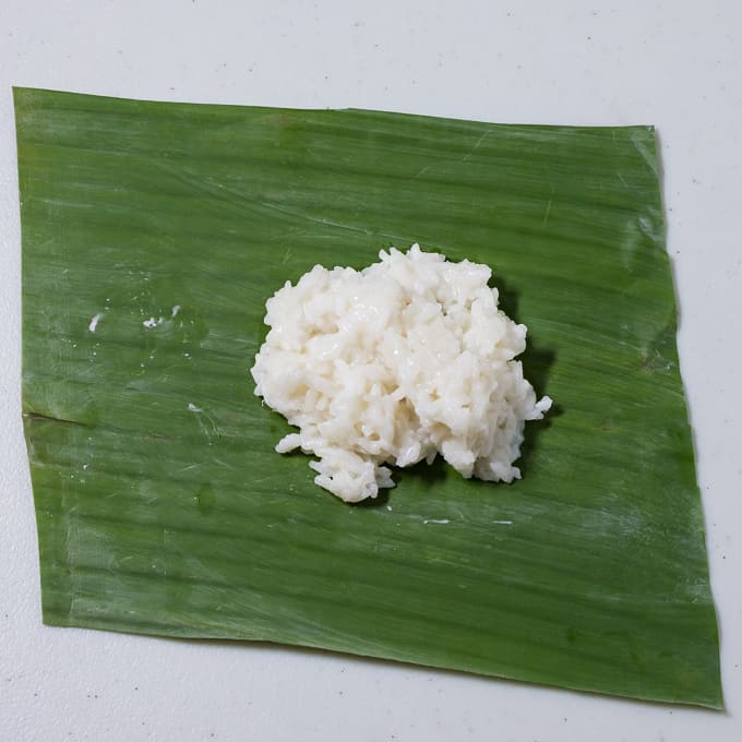 Suman plakkerige glutenous rijst op een bananenblad