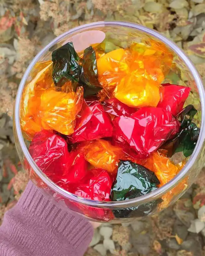 랩에 든 예마 캔디
