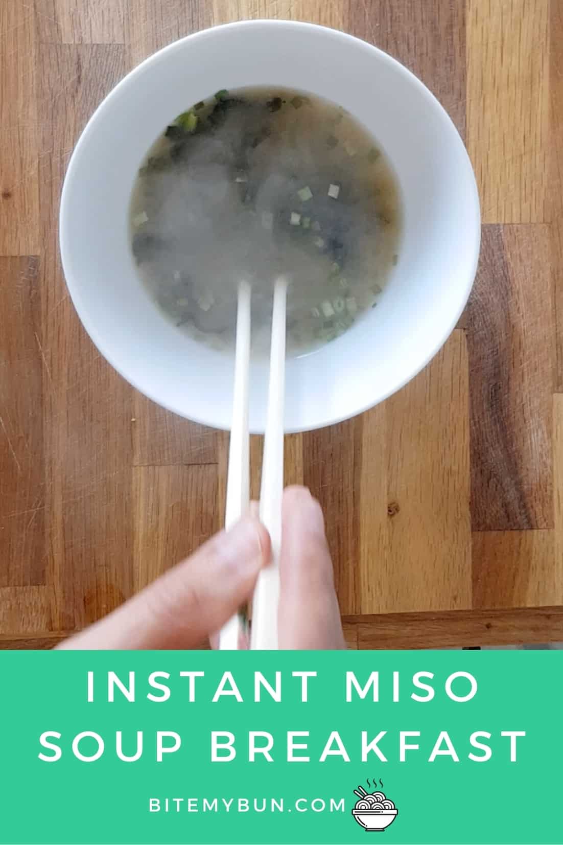 Café da manhã com sopa de missô instantânea em uma tigela