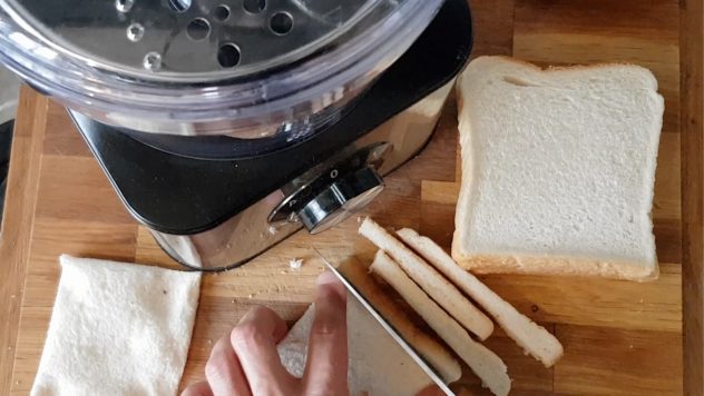 Vitt bröd panko i en matberedare