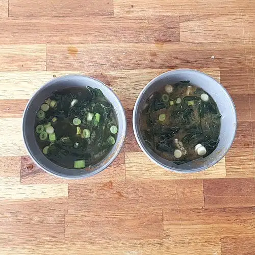 Dashi infunderade misosoppa med wakame