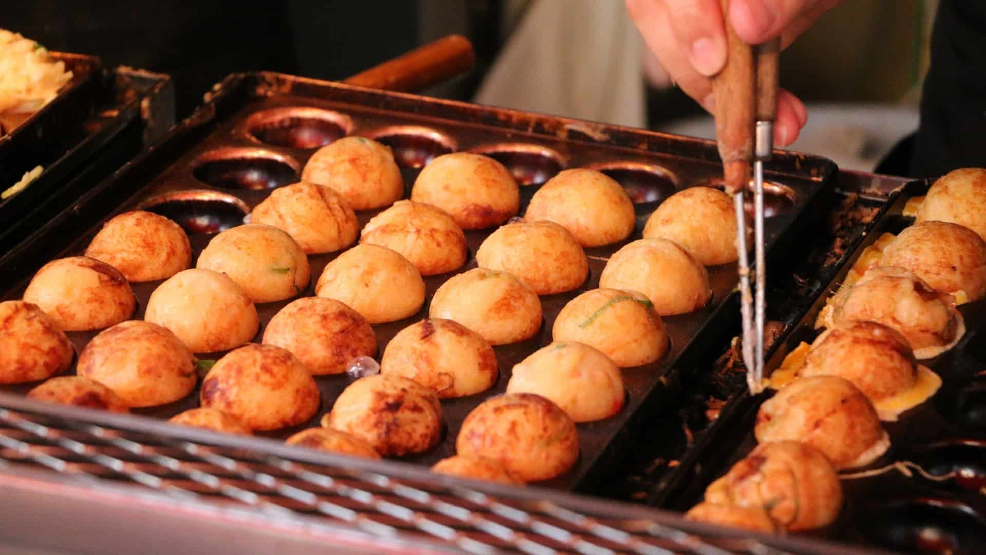 Cómo voltear una bola de takoyaki