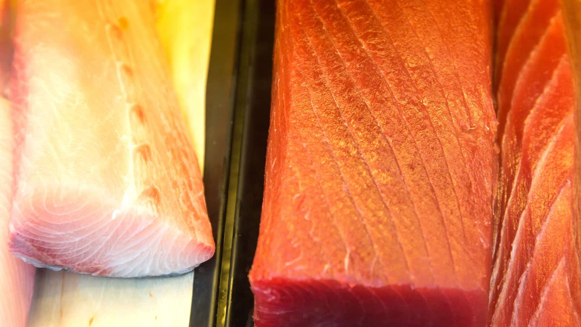 Pysgod gradd Sushi vs sashimi