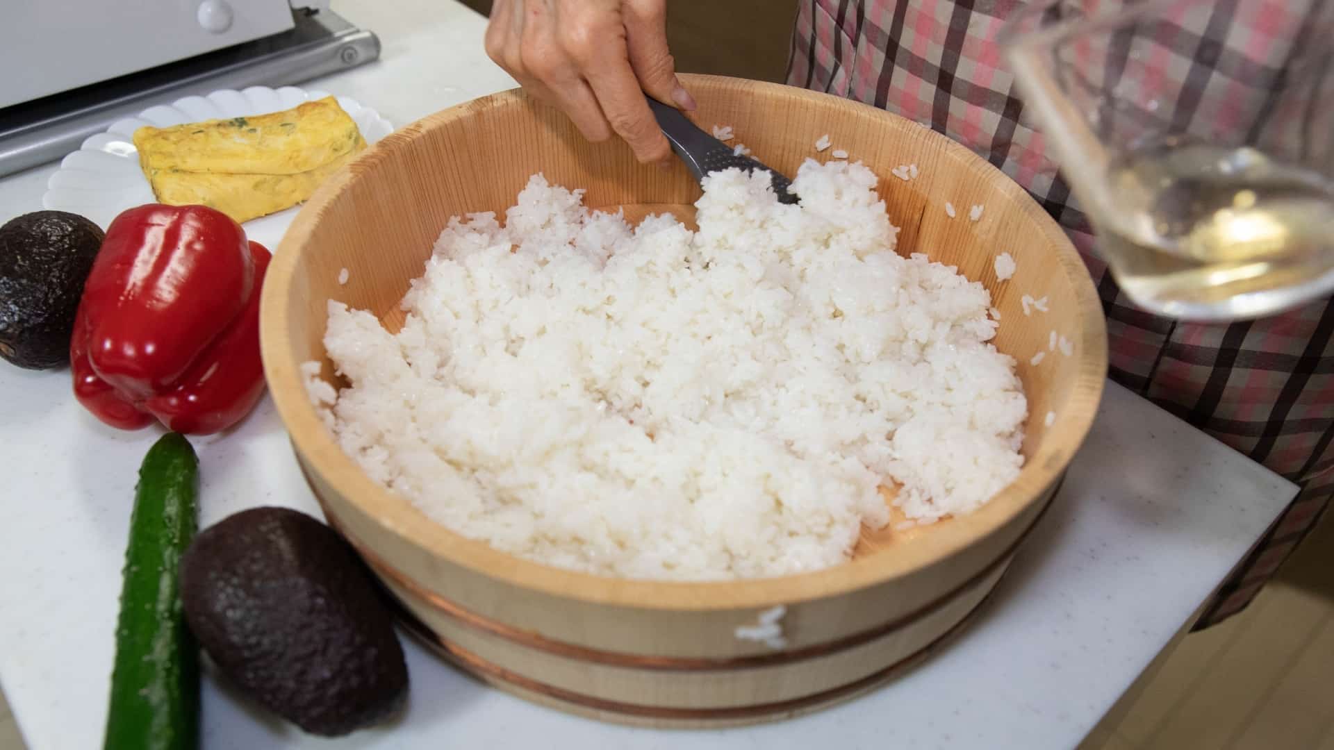 Sushi azijn toevoegen aan de sushirijst