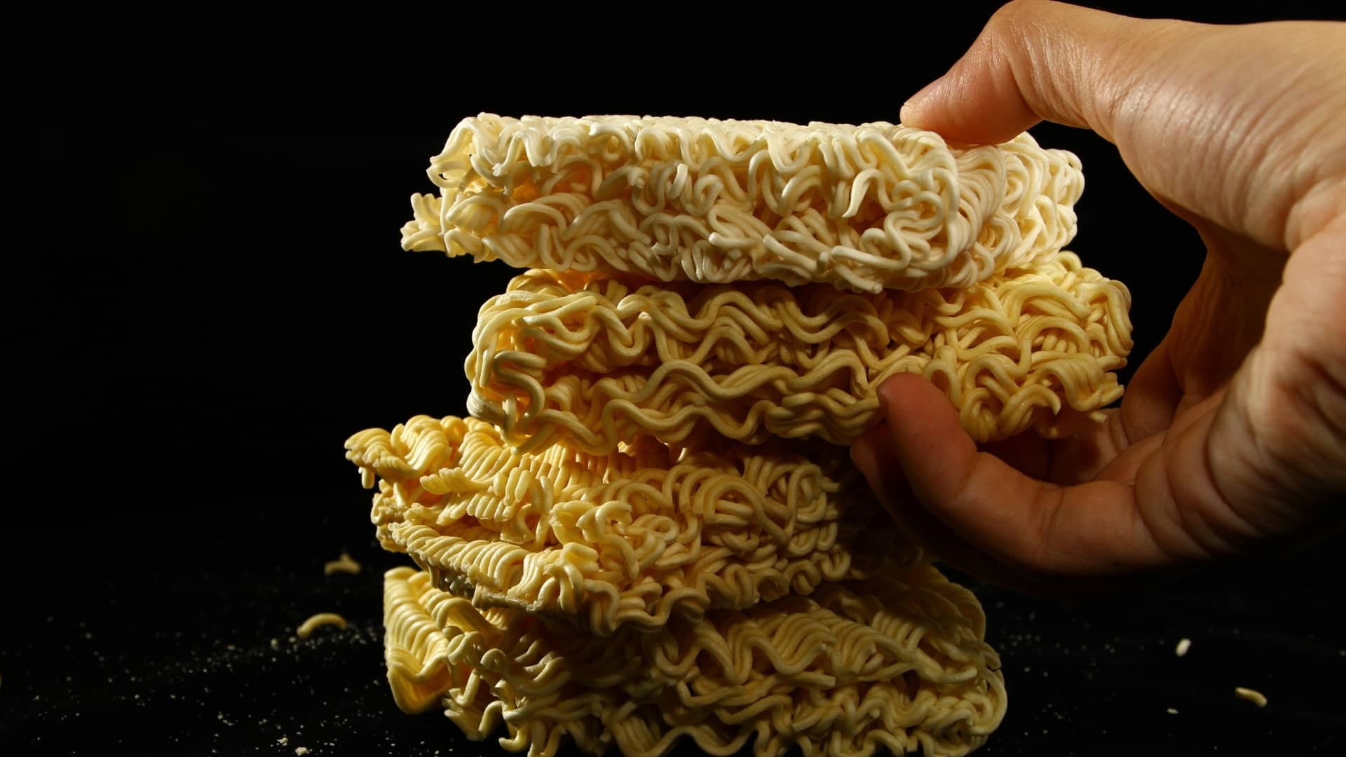 Ramen erişte plastik midir ve size kanser verebilirler mi?