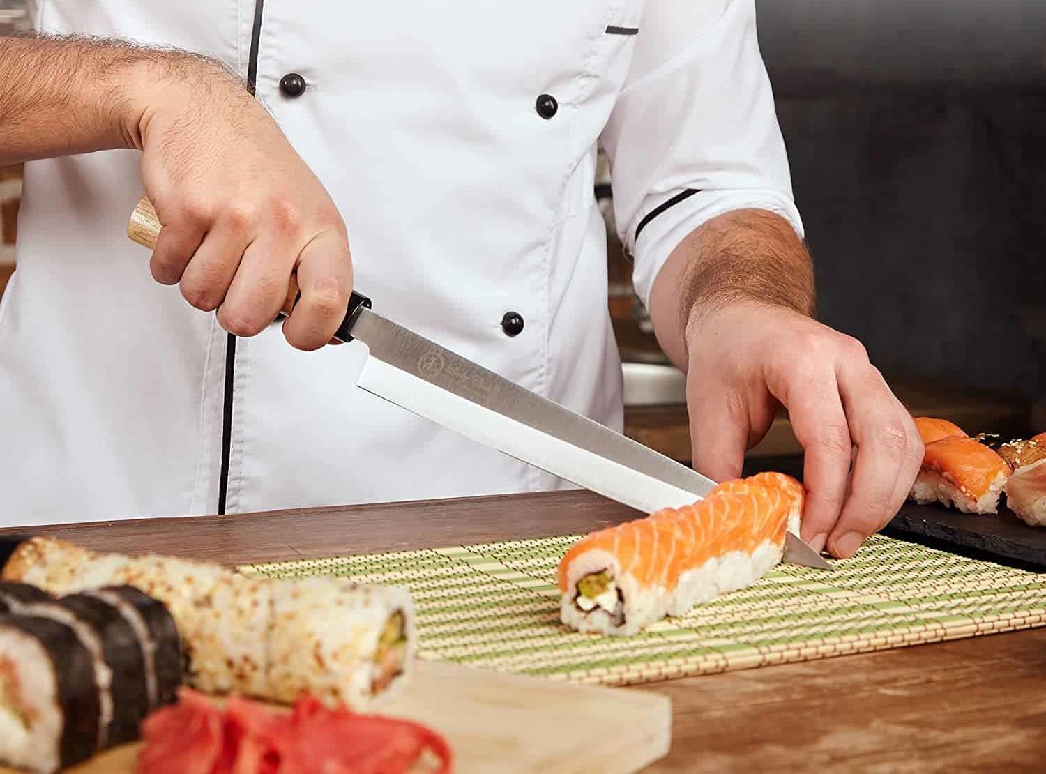 A melhor faca de sushi barata - Lucky Cook Sashimi Sushi Knife de 10 polegadas sendo usada