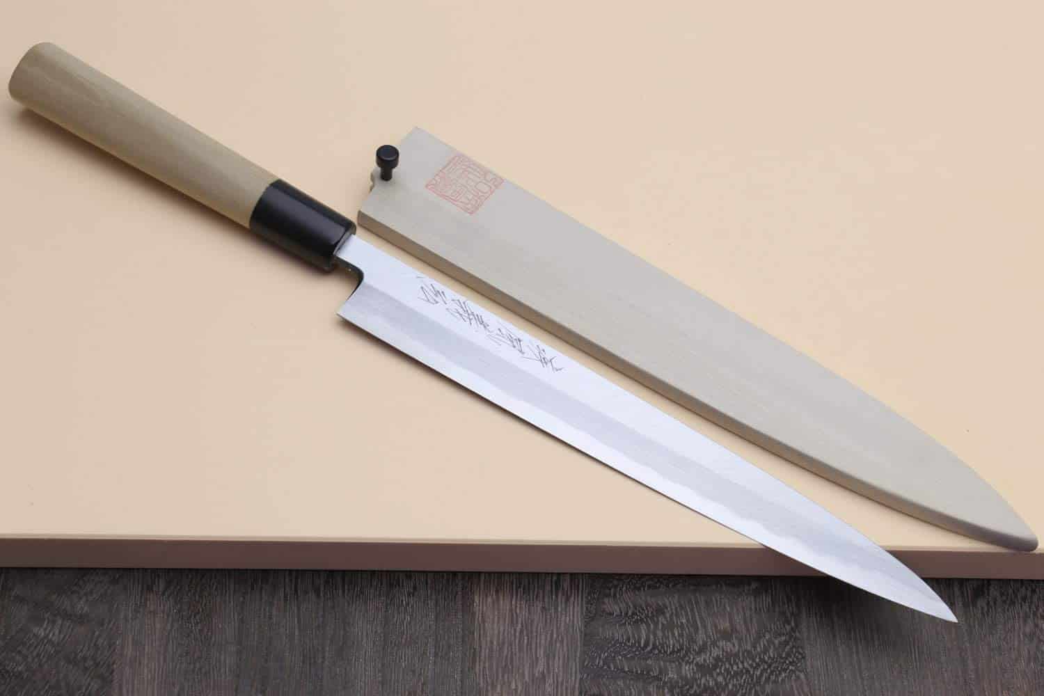 Melhor faca profissional de sushi - Yoshihiro Shiroko Yanagi na mesa