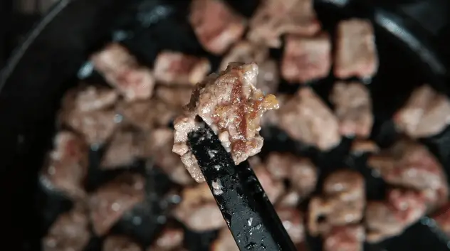 Cozinhe a carne dos dois lados e não empurre a panela