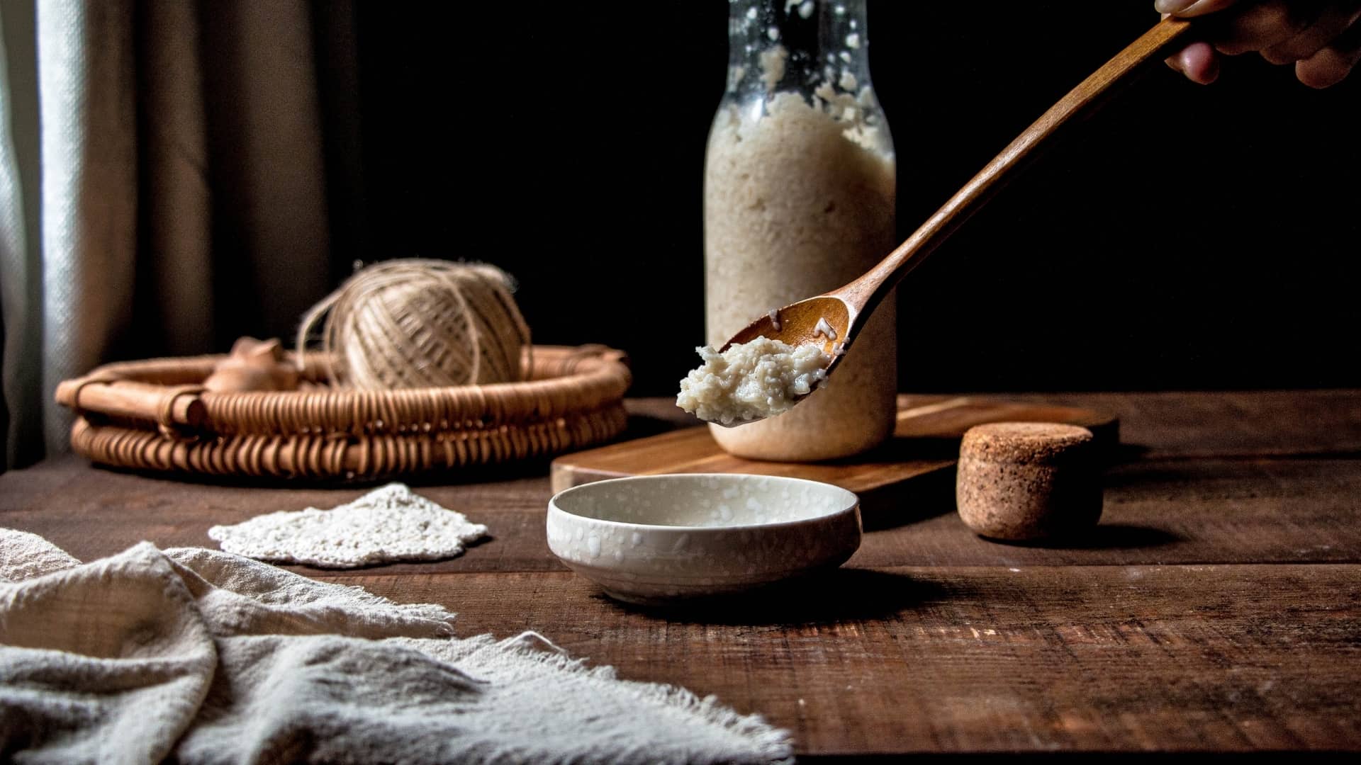 Gefermenteerde rijst op een houten lepel