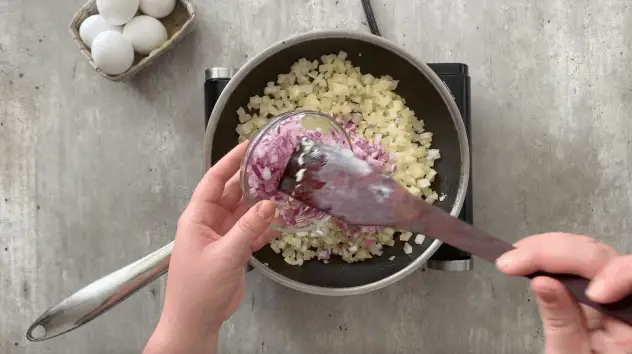 Fritar batatas em cubinhos com cebola roxa e alho