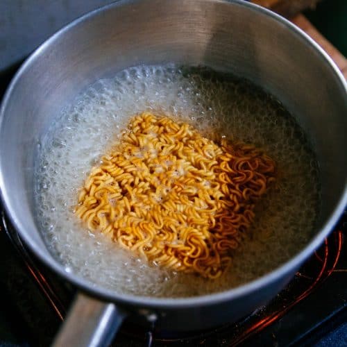 Ramen instantané sans le paquet et moins de sodium